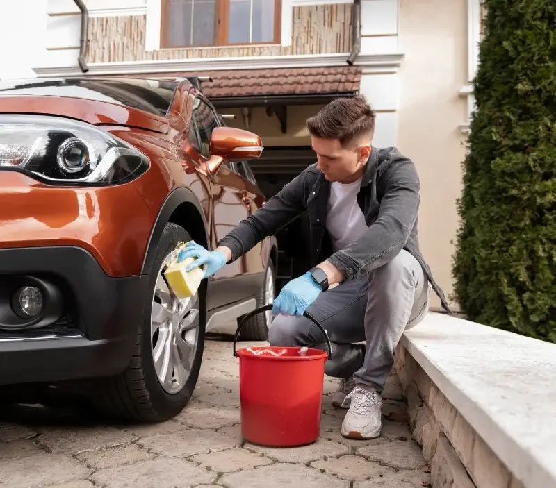 Lavage auto à domicile Conches-en-Ouche : professionnel intervenant sur un véhicule